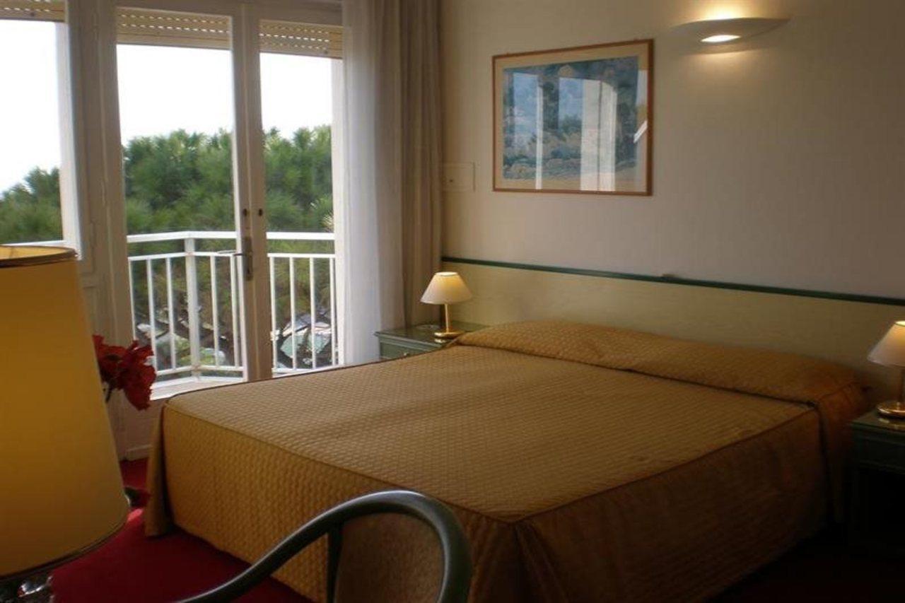 Hotel Majestic ลิโดดิเยโซโล ภายนอก รูปภาพ
