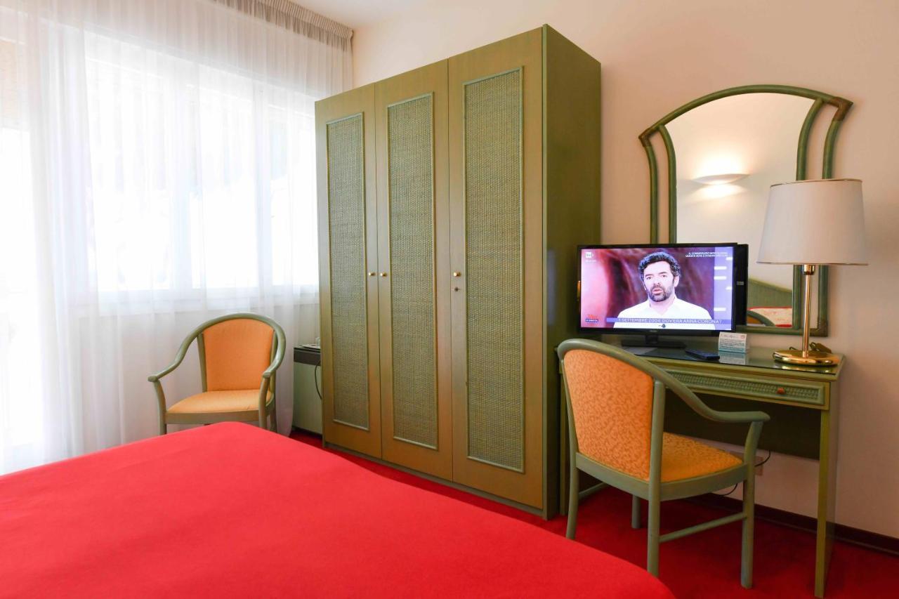 Hotel Majestic ลิโดดิเยโซโล ภายนอก รูปภาพ