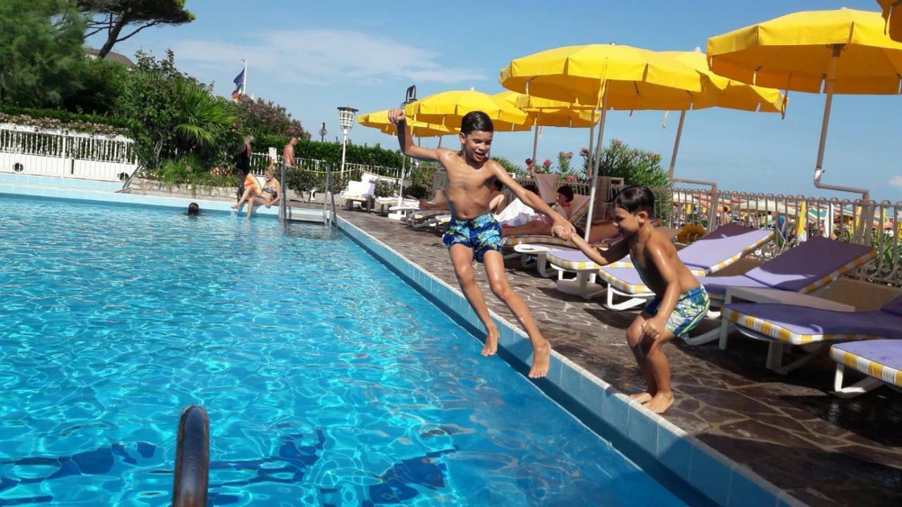 Hotel Majestic ลิโดดิเยโซโล ภายนอก รูปภาพ